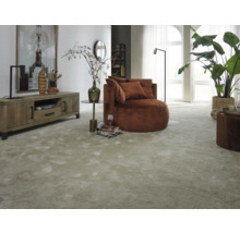 Interieur met vloerkleed, fauteuil en meubels
