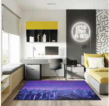 Interieurfoto van een kamer met bureau, bed en een vloerkleed met stadsgezicht