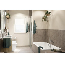 Moderne badkamer met bad, wastafel en planten