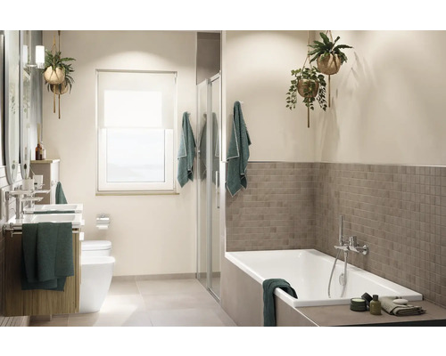 Moderne badkamer met bad, wastafel en planten