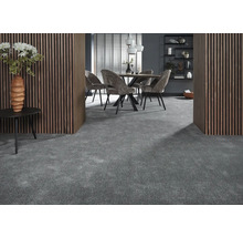Interieur met grijze vloerbedekking, eettafel met stoelen, houten wandbekleding en decoratieve elementen.