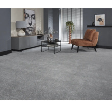 Woonkamer met moderne vloerbedekking, fauteuil en meubels