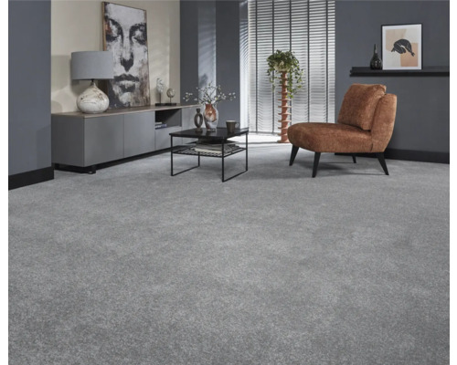 Woonkamer met moderne vloerbedekking, fauteuil en meubels