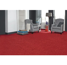 Woonkamer met rood tapijt, twee grijze fauteuils en decoratieve elementen