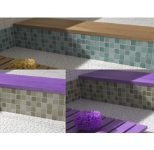 Badkamerdetails met tegelpatroon en badmat