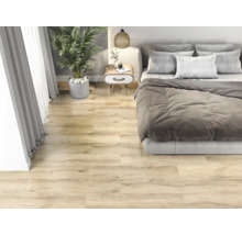 Slaapkamer met lichte houten vloer, bed, nachtkastje en potplant