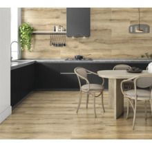 Lichte, vriendelijke keuken met houten vloer, keukenblok en eettafel met stoelen