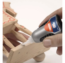 Loctite secondelijm bij het lijmen van een houten speelgoed.