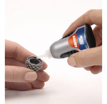 Loctite Super Glue 3 wordt op een sieraad aangebracht voor reparatie.