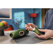 Persoon repareert een decoratief object met lijm.