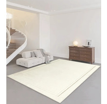 Inrichting met een lichtgekleurd tapijt, een bank, een commode en een wenteltrap in een lichte kamer.