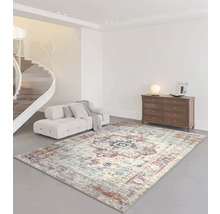 Woonkamer met bank, dressoir en vloerkleed met patroon