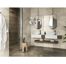 Moderne badkamer met douche, wastafel en spiegels