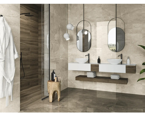 Moderne badkamer met douche, wastafel en spiegels