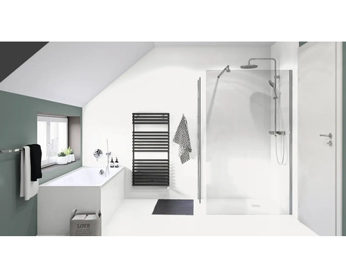 Lichte badkamer met ligbad, douchecabine en radiator