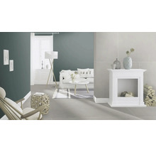 Woonkamer met bank, vloerlamp en decoratieve open haard