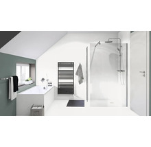 Badkamer met bad, handdoekradiator, douche en wastafel in een heldere ruimte met een schuin dak