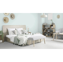 Lichte slaapkamer met bed, nachtkastje, plank en decoraties