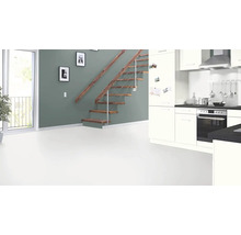 Lichte ruimte met trap, deur naar balkon en kitchenette