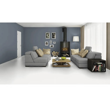 Moderne woonkamer met grijze banken, open haard en houten tafel