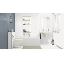 Badkamer met toilet, bad, wastafel, spiegel en decoratieve lamp