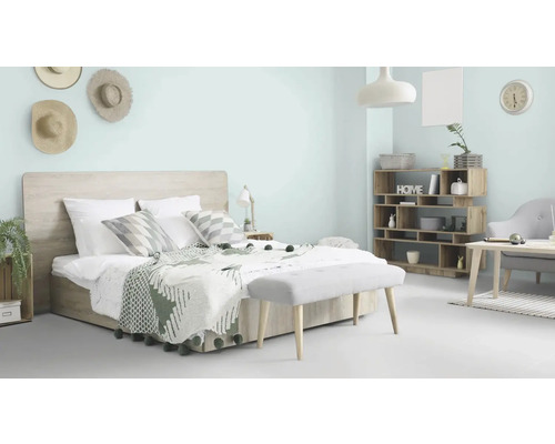 Lichte slaapkamer met bed, houten bedframe, schappen en zitbank