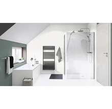 Badkamer met bad, douche, radiator en accessoires onder een schuin dak