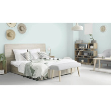 Lichte slaapkamer met bed, nachtkastje, rek en zitbank