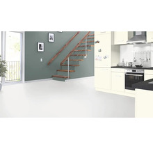 Interieurzicht met trap, deur en kitchenette
