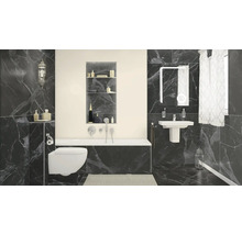 Moderne badkamer met toilet, bad, wastafel en spiegel voor marmeren tegels