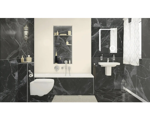 Moderne badkamer met toilet, bad, wastafel en spiegel voor marmeren tegels