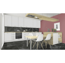 Moderne keuken met witte kasten, eettafel en marmeren vloer