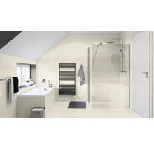 Lichte badkamer met bad, douche en radiator