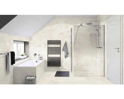 Badkamer met bad, douche, handdoekradiator en lichte tegels