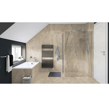 Badkamer met ligbad, douche en radiator