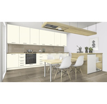 Lichte keuken met inbouwkasten, kookplaat, oven, eettafel en stoelen.
