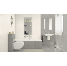 Moderne badkamer met ligbad, wastafel, toilet en decoratieve verlichting