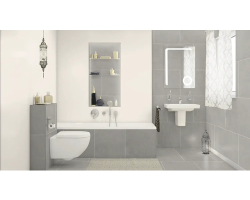 Moderne badkamer met ligbad, wastafel, toilet en decoratieve verlichting