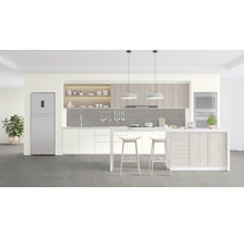Lichte keuken met kookeiland, stoelen, spoelbak, kookplaat en inbouwapparatuur.