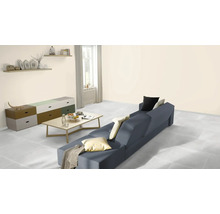 Woonkamer met bank, tafel en dressoir