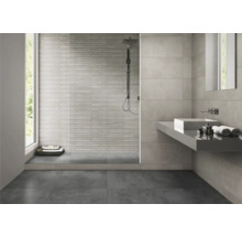 Moderne badkamer met douche, wastafel en grijze tegels