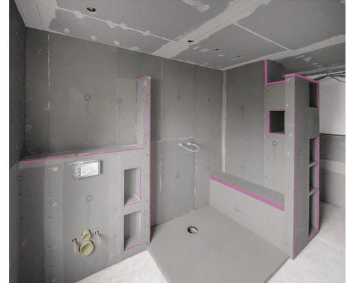 Ruwbouw van een badkamer met douche, planken en pre-installaties