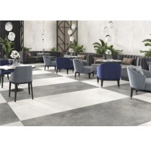 Restaurant met fauteuils, tafels en dambordpatroon tegels