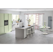 Lichte, moderne keuken met kookeiland, eettafel en stoelen.