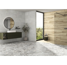 Moderne badkamer met wastafel, spiegel, douche en tegels