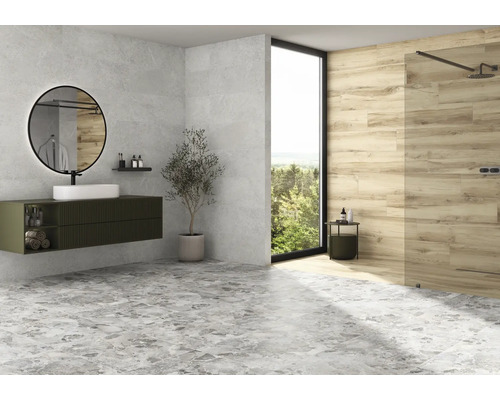 Moderne badkamer met wastafel, spiegel, douche en tegels