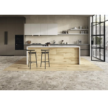 Moderne keuken met kookeiland, stoelen en diverse keukengerei.