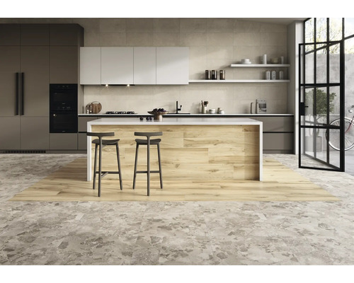 Moderne keuken met kookeiland, barkrukken en tegelvloer met steenlook