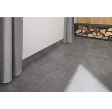 Modern interieur met grijze tegels, plinten en houten opbergrek
