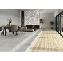 Lichte woonkamer met eethoek, open haard en houten vloer